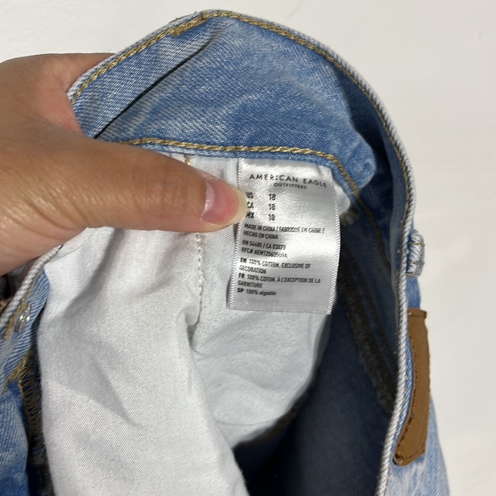 American Eagle Light Wash High Rise Mom Denim Shorts Size 10 - Picture 9 of 9